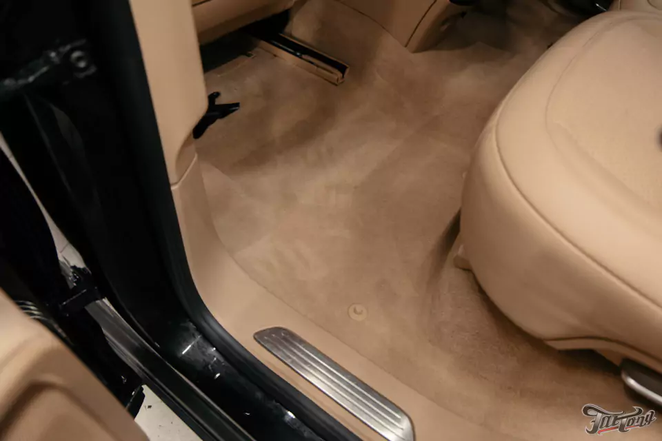 Комплексная химчистка салона и обработка кожи керамикой для Porsche Cayenne
